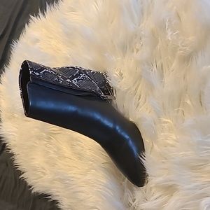 Iliora3 7m nine west multi texture booties